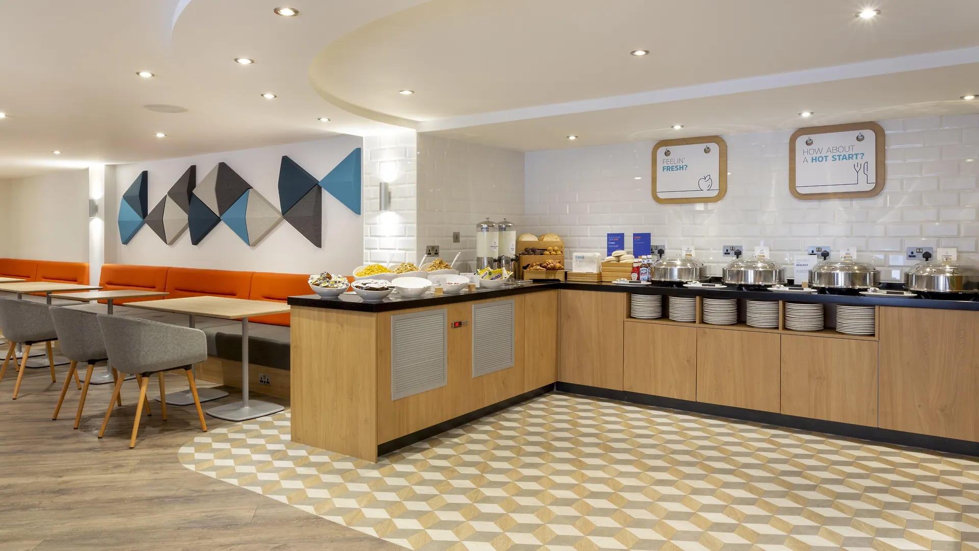 Holiday Inn Express Edinburgh City Centre By Ihg 3*,