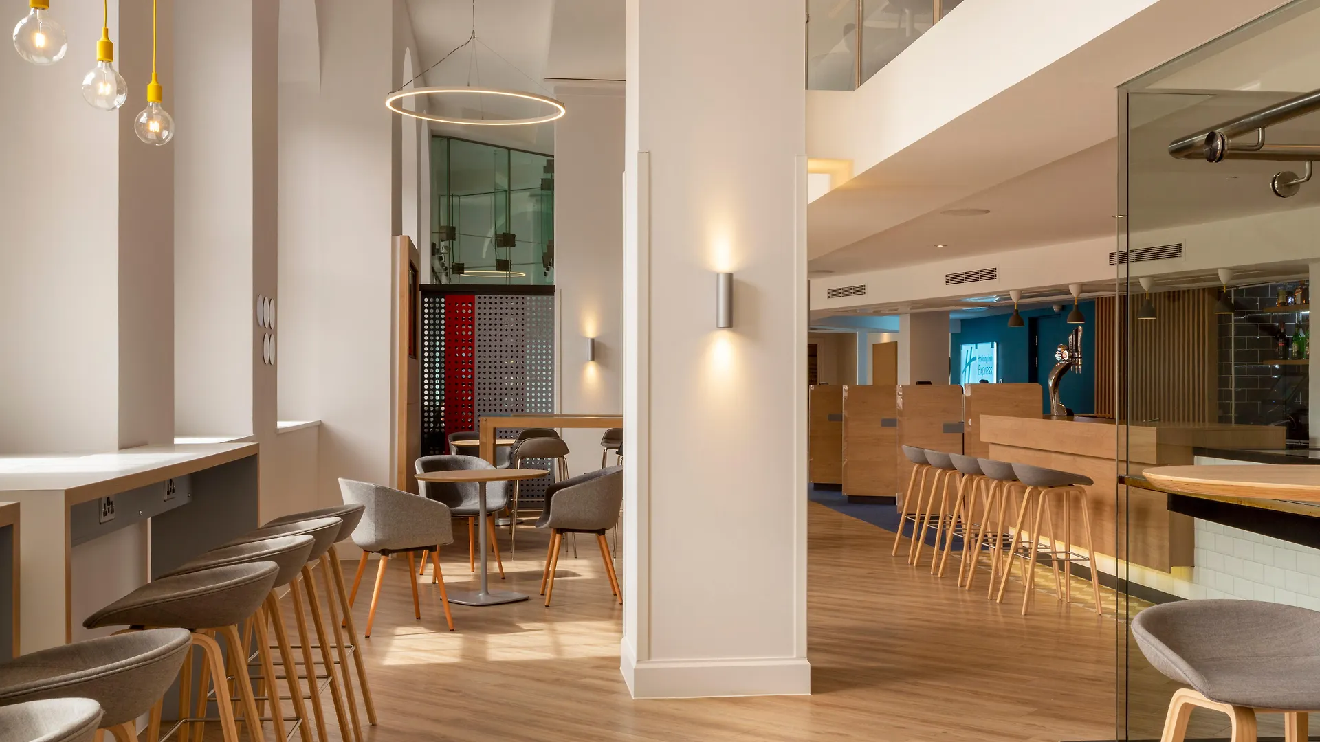 Holiday Inn Express Edinburgh City Centre By Ihg 3*,