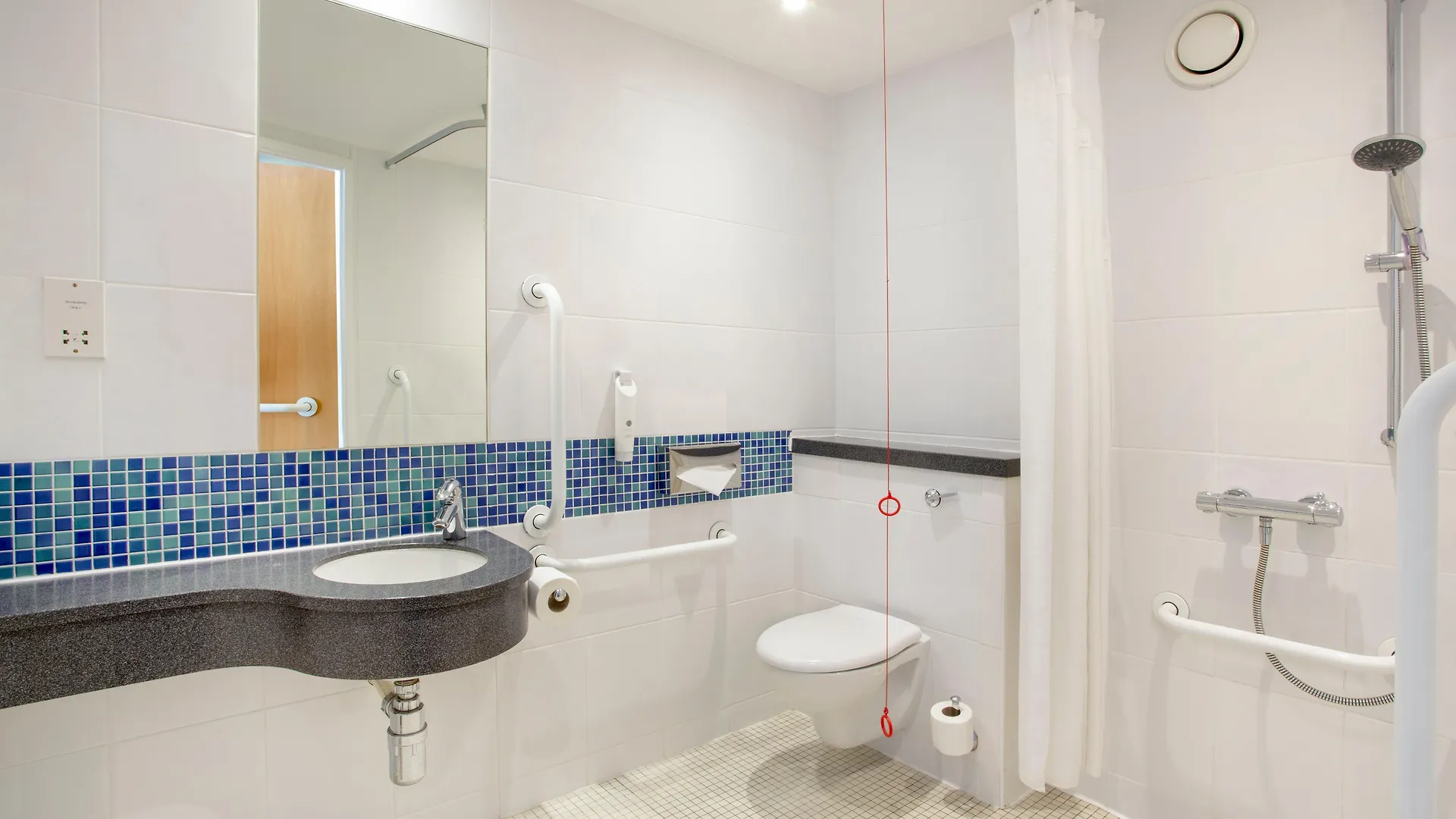 Holiday Inn Express Edinburgh City Centre By Ihg 3*,
