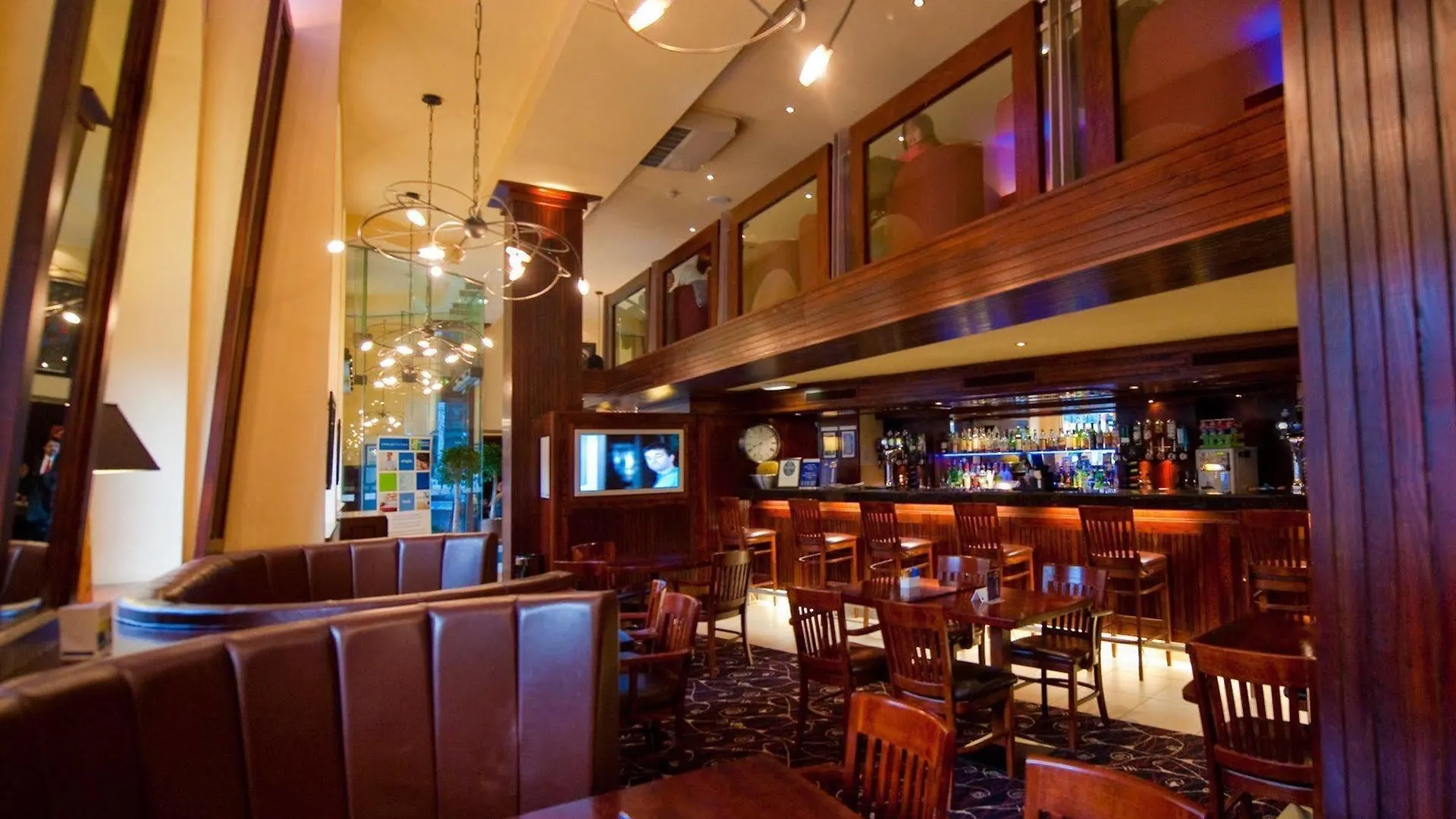 Holiday Inn Express Edinburgh City Centre By Ihg 3*,