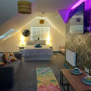 vibrant-modern-studio-apartment-in-birmingham.hotelsin-nottingham.com/